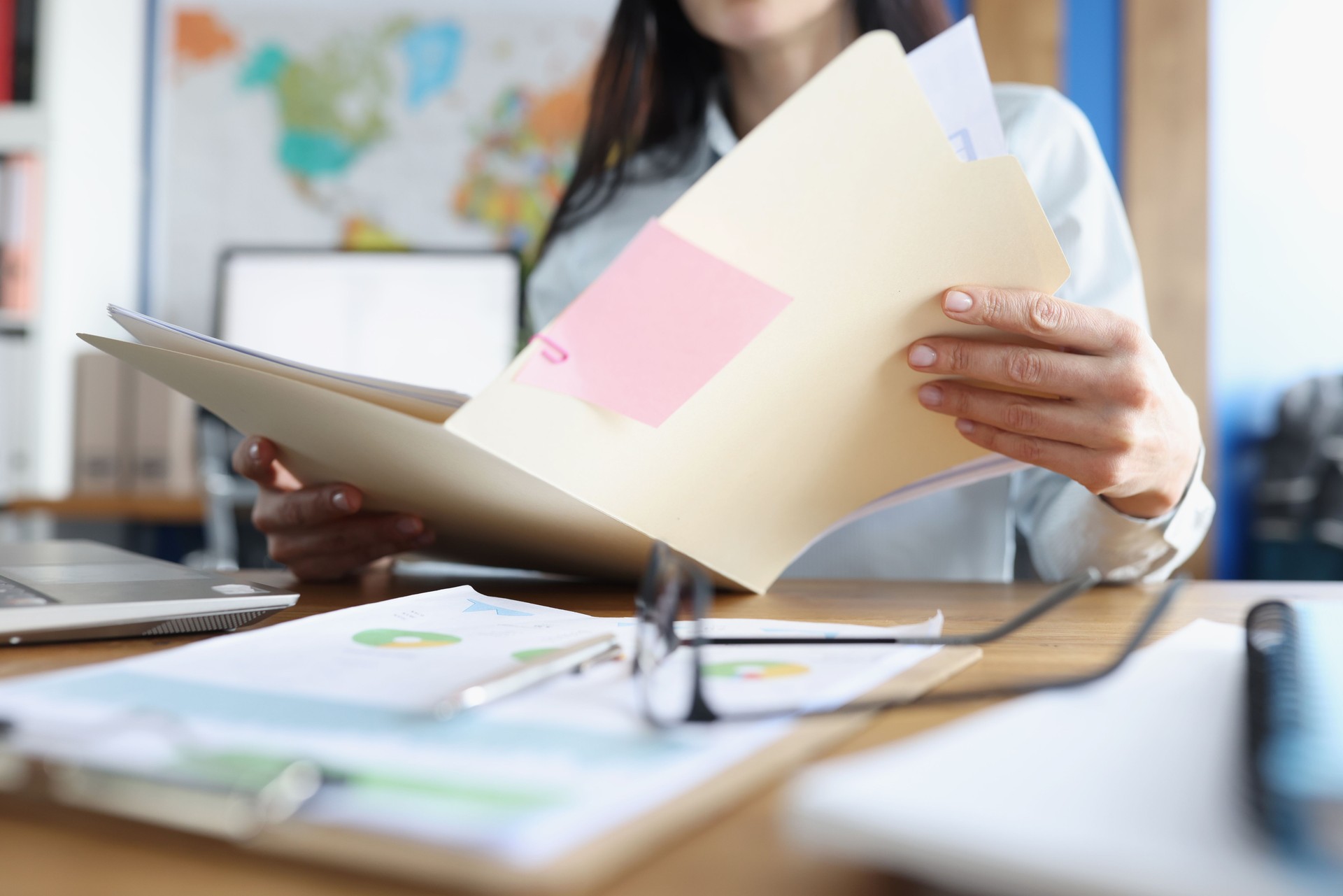 Une femme étudie des documents financiers à son bureau