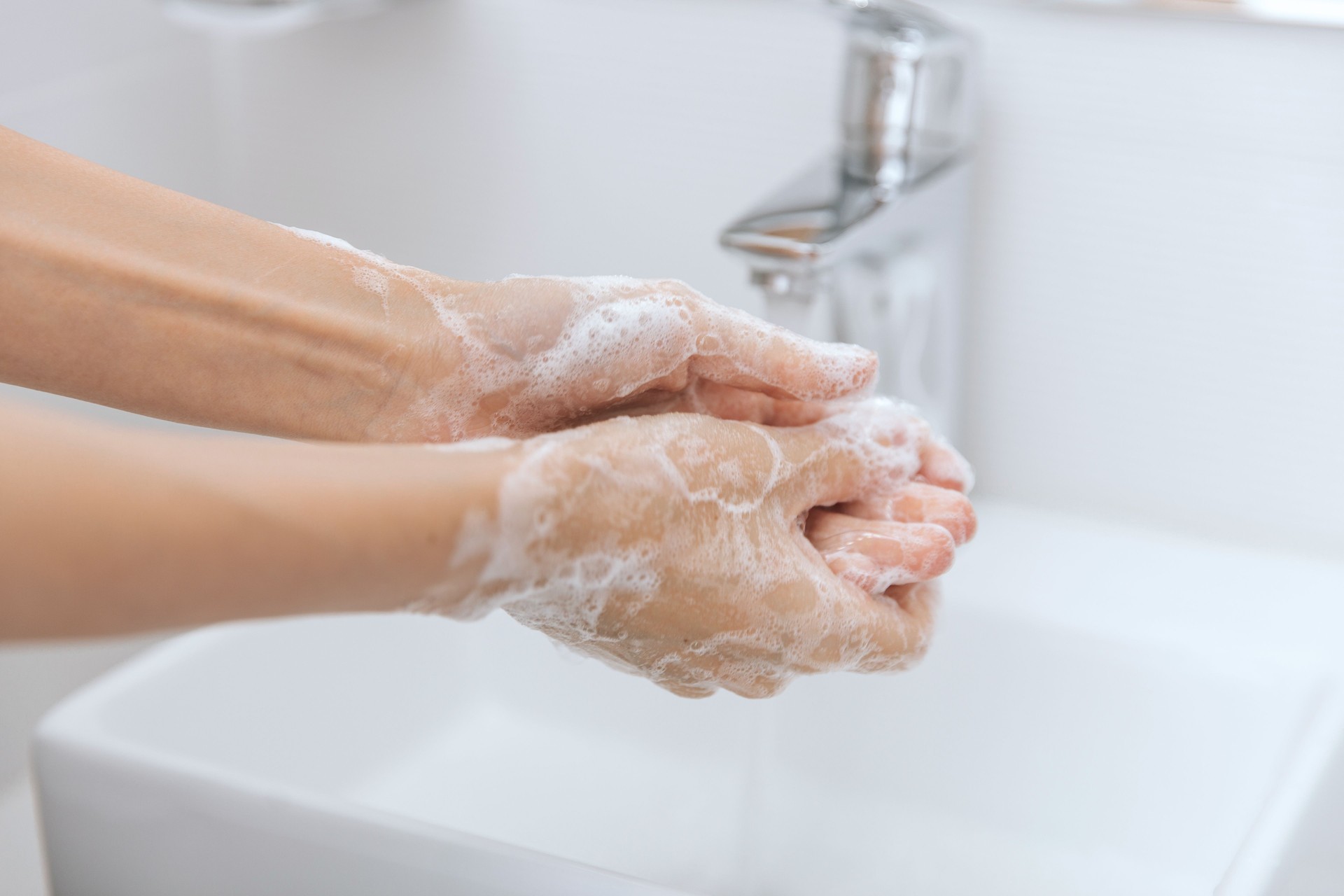 Se laver les mains sous le robinet d’eau qui coule. Concept d’hygiène détail de la main. Se laver les mains en se frottant avec du savon pour la prévention du virus corona, l’hygiène pour arrêter la propagation du virus corona dans ou dans les t